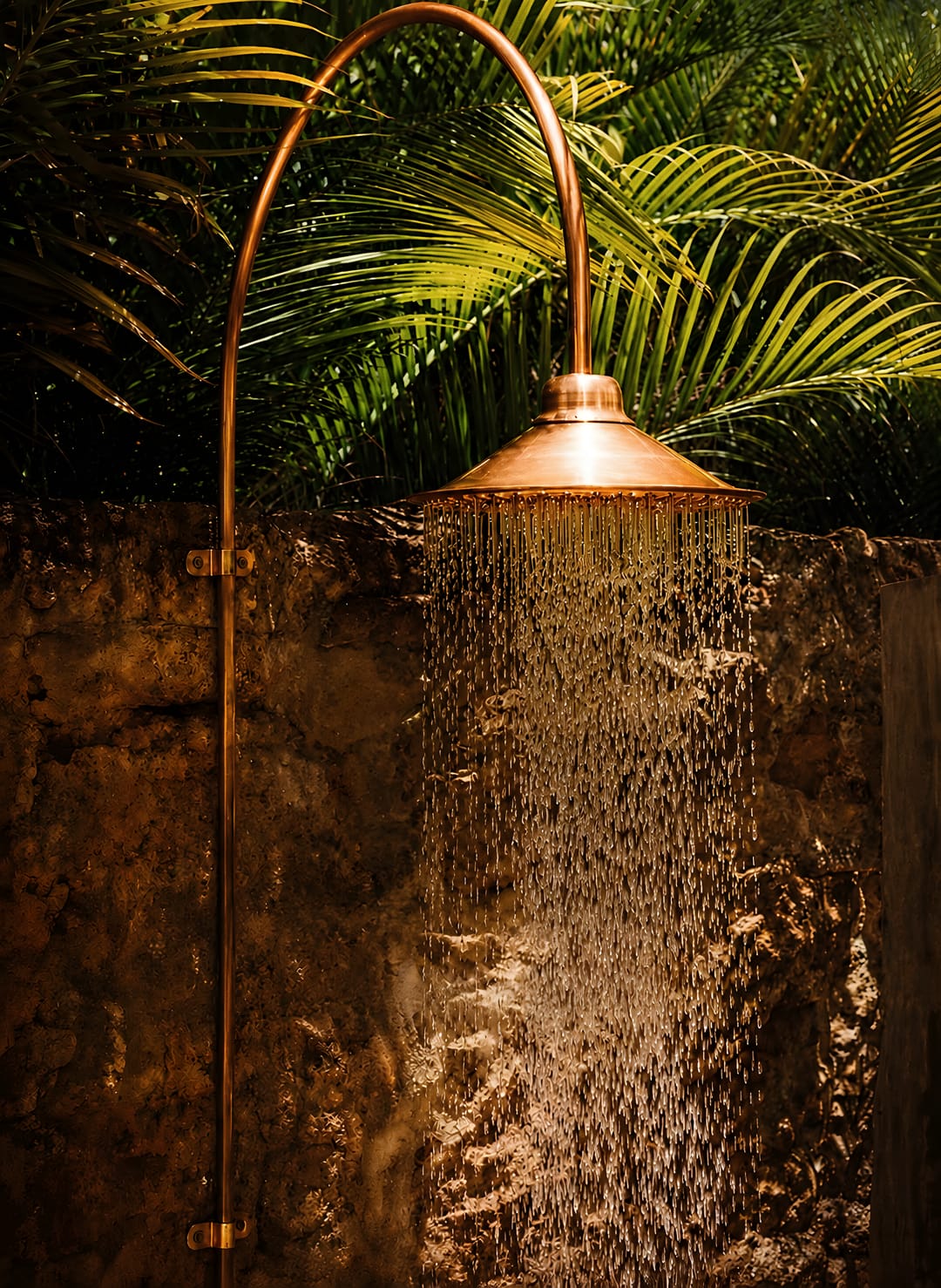 Ducha artesanal de cobre instalada al aire libre